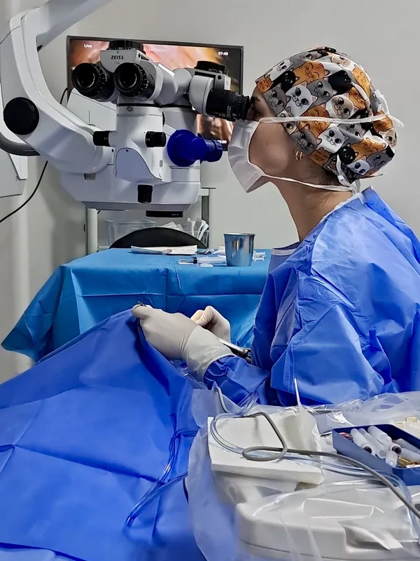 Ece Doğruel operating under the surgical microscope
